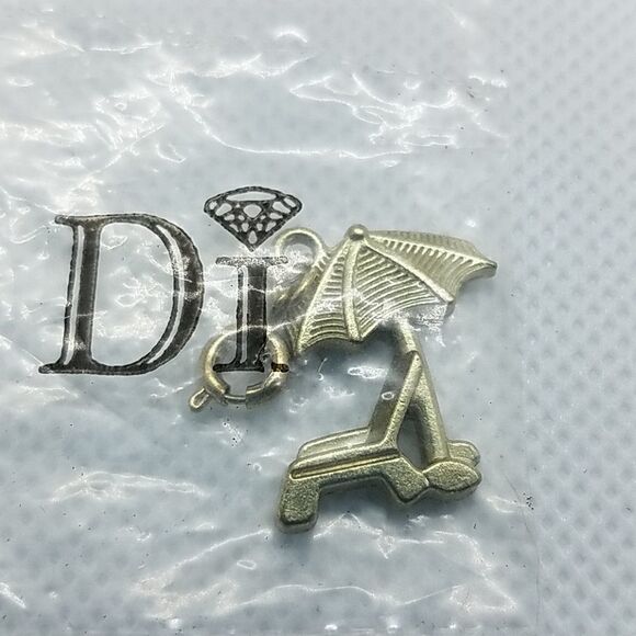 NWT Diamonds International Beach Chair & Umbrella - Picture 2 of 2